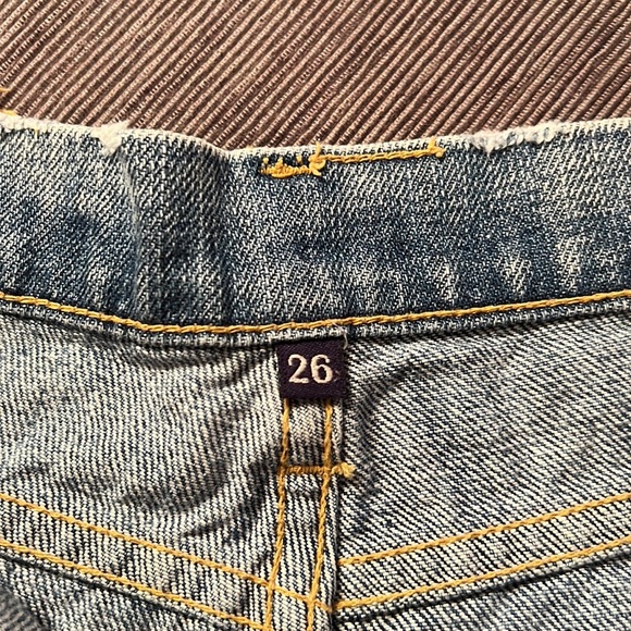 Cutest size 26 daisy Jean shorts ever! 2 buttons. - Picture 3 of 3